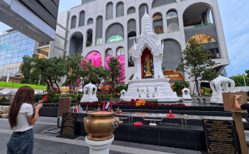 San Phra Trimurti ศาลพระตรีมูรติ
