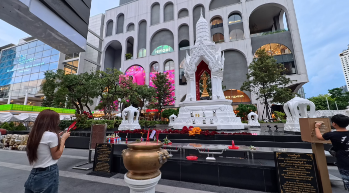 San Phra Trimurti ศาลพระตรีมูรติ